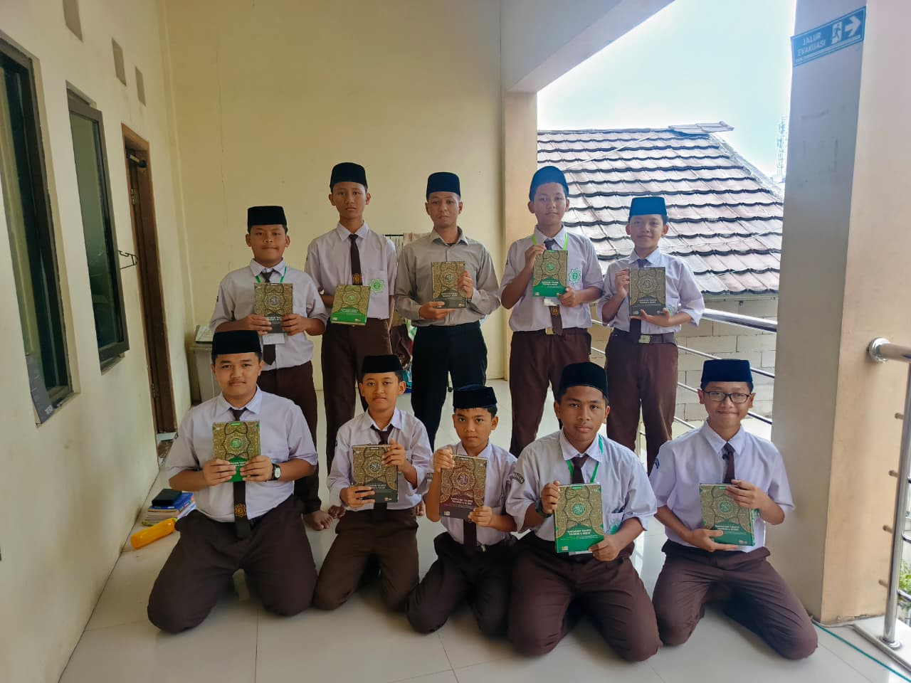 Penyaluran Al Quran kepada para santri